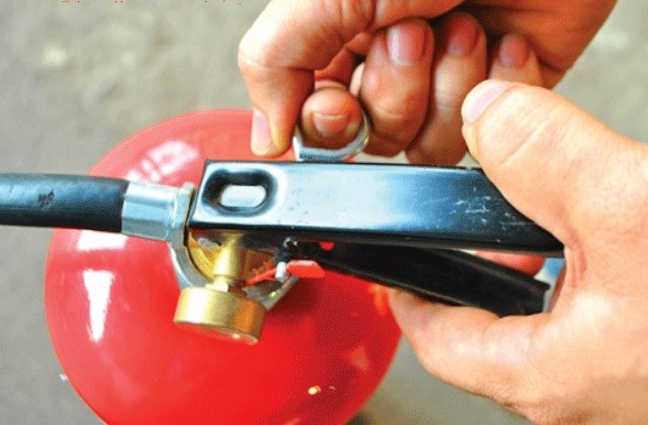 Giật chốt hãm kẹp chì trước khi sử dụng bình chữa cháy