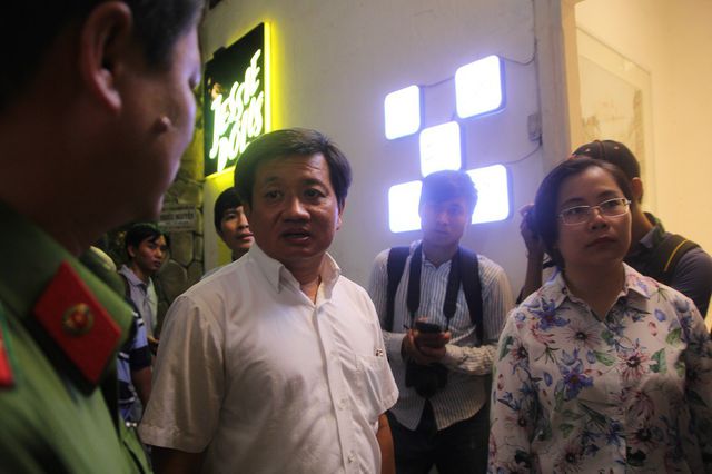 Phó Chủ tịch UBND quận 1 Đoàn Ngọc Hải kiểm tra chung cư 26 Lý Tự Trọng, yêu cầu trong 6 tháng phải rút giấy phép kinh doanh các cửa hàng để đảm bảo an toàn cho cư dân