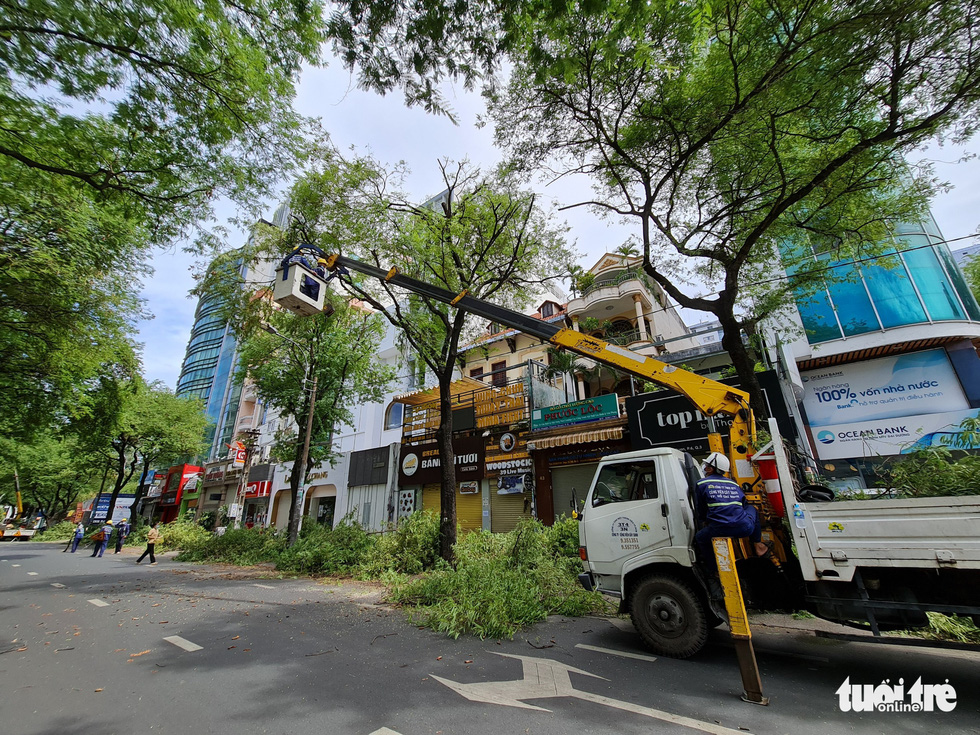 Công nhân vệ sinh môi trường: Thất thu nhẹ mùa dịch, việc nhiều hơn - Ảnh 4.