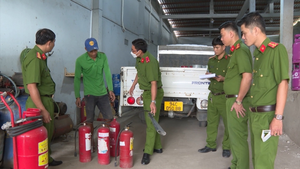 Trang bị bình chữa cháy xách tay tại gia đình một cách làm cần thiết .CÔNG AN BẠC LIÊU